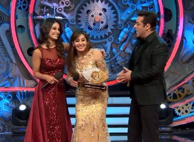 हिना खान ने कहा, ''मैंने वहां मौजूद लोगों से बात करने की कोशिश की और पूछा कि हमें बात क्यों नहीं करने दी जा रही. उन्होंने मुझे कुछ भी मालूम होने की बात कही. इसके बाद फिर हमें स्टेज पर ले जाया गया.''