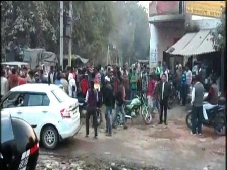 मथुरा: पुलिस एनकाउंटर में बच्चे की मौत के बाद 2 SI समेत 4 पुलिसवाले सस्पेंड 4 cops suspended as boy killed in crossfire मथुरा: पुलिस एनकाउंटर में बच्चे की मौत के बाद 2 SI समेत 4 पुलिसवाले सस्पेंड