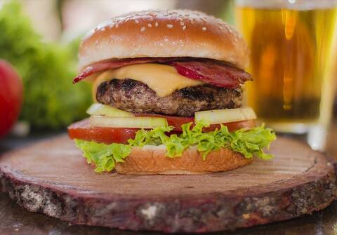 टीवी विज्ञापनों के कारण जंक फूड की ओर आकर्षित हो रहे हैं युवक टीवी विज्ञापनों के कारण जंक फूड की ओर आकर्षित हो रहे हैं युवक