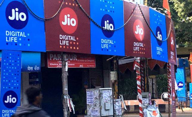 आपको बता दें कि रिलायंस जियो ने ट्रिपल कैशबैक ऑफर लॉन्च किया था जो 15 जनवरी तक किए गए 399 रुपये या उससे मंहगे रिचार्ज पर वैद्य था. इसमें 399 रुपये के रिचार्ज पर 3300 रुपये तक का फायदा मिल रहा था.