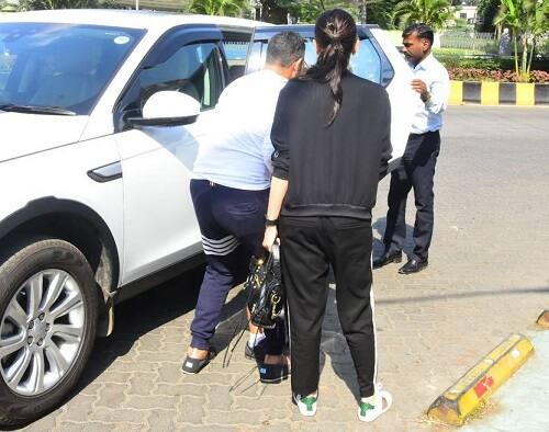 सोशल मीडिया पर खास एक्टिव रहने वाली अभिनेत्रियों में करिश्मा कपूर का नाम टॉप पर है. (तस्वीर: मानव मंगलानी)