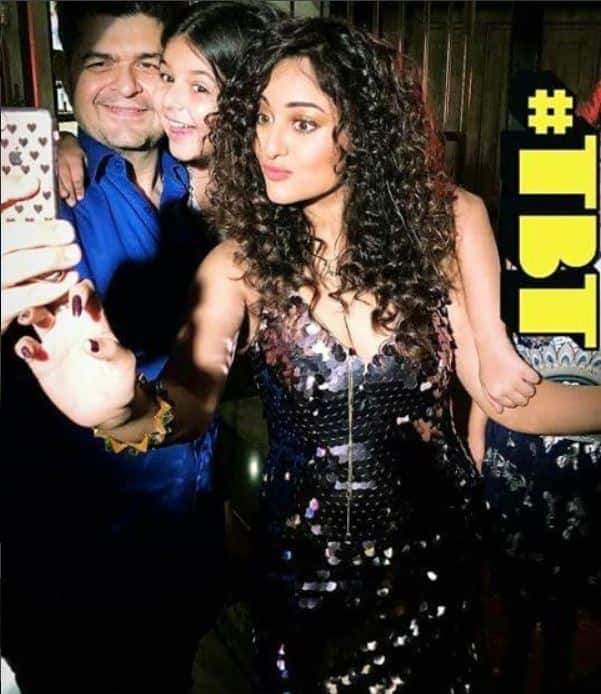 सलामन खान के साथ फिल्म दबंग से अपने करियर की शुरुआत करने वाली सोनाक्षी इंस्टाग्राम पर खासा एक्टिव रहती हैं और अपने फैन्स के लिए तस्वीरें शेयर करती रहती हैं.