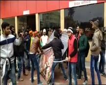 बिहार के मुजफ्फरपुर में \'पद्मावत\' के खिलाफ सिनेमा हॉल में तोड़फोड़, पोस्टर फाड़े