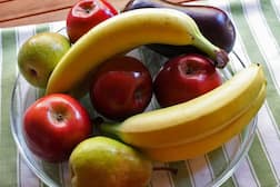 Health Tips : 'ही' फळे चुकूनही फ्रिजमध्ये ठेऊ नका, शरीराला ठरु शकतात हानिकारक