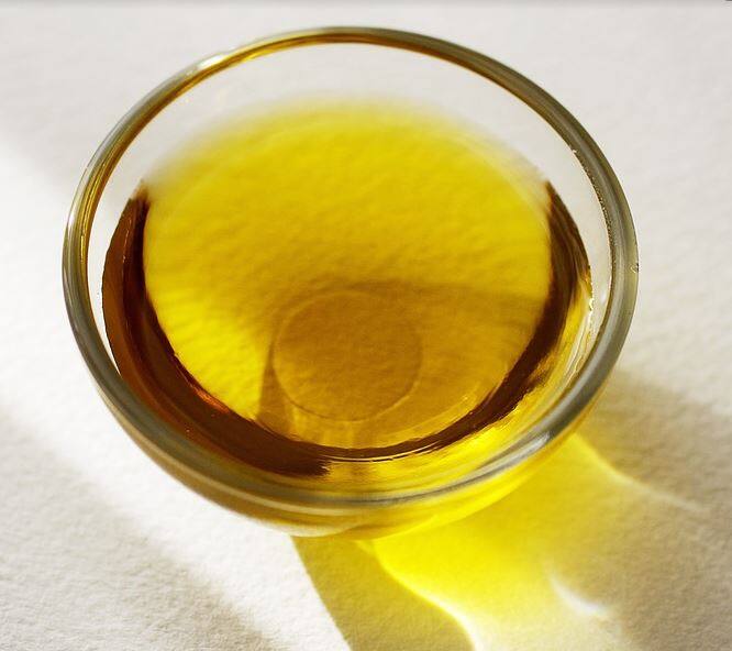 बालों को हेल्दी रखने और न्यूट्रि‍शन देने के लिए ऑयल से बेहतर कुछ नहीं. आज हम आपको बताएंगे कैसे ऑयल में कुछ आवश्यक तत्व मिलाकर बालों की समस्याओं को दूर कर सकते हैं. जानिए कुछ ऑयल रेसिपी के बारे में. 