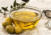 इन ऑयल्स के इस्तेमाल से आप बालों को बना सकते हैं हेल्दी