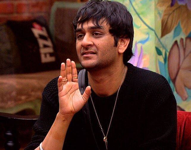 रिएलिटी शो 'बिग बॉस' सीजन 11 को खत्म हुए एक हफ्ता बीतने को है. लेकिन सीजन 11 के कंटेस्टेंट हर दिन एक-दूसरे के बारे में नए-नए खुलासे कर रहे हैं, जिसकी वजह से ये शो खत्म होने के बाद भी लगातार चर्चा में बना हुआ है.