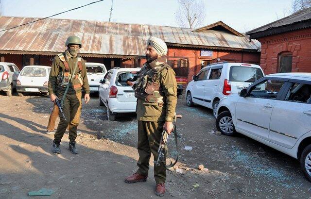 J&K: पुलवामा में सेना के कैंप पर जैश का आतंकी हमला, कोई हताहत नहीं J&K: Terrorists lob grenade at an Army camp in Pulwama’s Kakpora, Army retaliated J&K: पुलवामा में सेना के कैंप पर जैश का आतंकी हमला, कोई हताहत नहीं