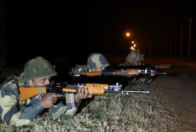 ceasefire violation by Pakistan- BSF retaliates effectively एक्शन में भारतीय सेना, दे रही पाकिस्तानी गोलीबारी का जवाब, पाक रेंजर्स पर बरसा कहर