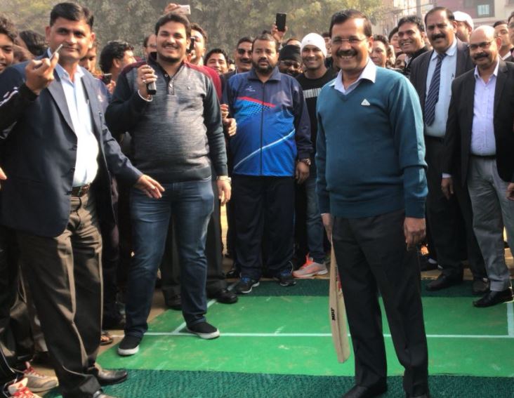 सदस्यता गंवाने जा रहे 20 विधायकों से मिलेंगे केजरीवाल, दिल्ली में क्रिकेट खेलते दिखे