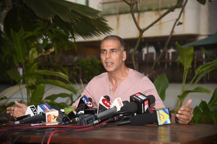 इस महीने बॉक्स ऑफिस पर 'पद्मावत' और 'पैडमैन' के बीच साल की सबसे बड़ी भिड़ंत होने वाली थी. ये दोनों फिल्म एक ही दिन 25 जनवरी को रिलीज होने वाली थीं लेकिन अचानक कल शाम अक्षय कुमार ने ऐलान किया कि वह अपनी फिल्म पैडमैन की रिलीज टाल रहे हैं ताकि भंसाली की फिल्म 'पद्मावत' को किसी फिल्म से टकराए बगैर एक राहत भरी रिलीज मिल सके. 