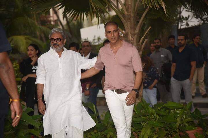 अक्षय कुमार ने कहा कि वह पद्मावत को अकेले रिलीज होते देखना चाहते हैं और पद्मावत को शुभकामनाएं दे रहे हैं.