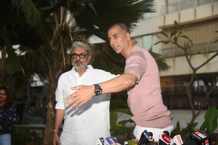 उन्होंने अपने घर पर संजय लीला भंसाली के साथ संयुक्त रूप से संवाददाता सम्मेलन को संबोधित किया. इस दौरान भंसाली ने इस कदम के लिए अक्षय के प्रति आभार जताया. अक्षय कुमार ने कहा, 