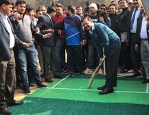 सदस्यता गंवाने जा रहे 20 विधायकों से मिलेंगे केजरीवाल, दिल्ली में क्रिकेट खेलते दिखे