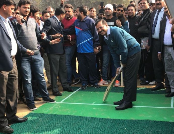 Arvind Kejriwal Played cricket during Office Of Profit Case tension सदस्यता गंवाने जा रहे 20 विधायकों से मिलेंगे केजरीवाल, दिल्ली में क्रिकेट खेलते दिखे