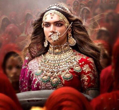 Padmaavat row: चित्तौड़गढ़ किले से महिलाओं ने निकाला चेतावनी मार्च, दी जौहर की धमकी Padmaavat row: चित्तौड़गढ़ किले से महिलाओं ने निकाला चेतावनी मार्च, दी जौहर की धमकी