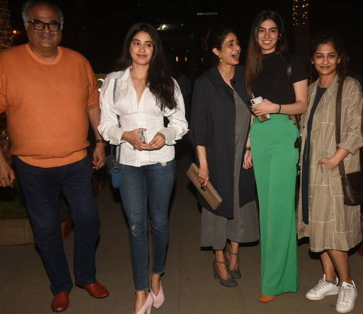 इस आउटिंग के दौरान एक तरफ जहां जाह्नवी ने व्हाइट शर्ट और ब्लू जींस पहन रखा था, वहीं खुशी ने ब्लू स्कर्ट के साथ ब्लेक टॉप पहन रखा था.