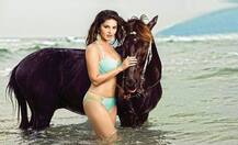 आपको भी है सनी की डब्बू रतनानी वाले कैलेंडर शूट की तस्वीरों का इंतज़ार, तो ये देखें