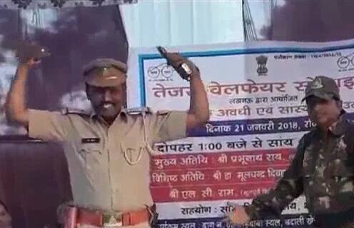 यूपी: मंच पर सर्विस रिवॉल्वर हाथ में लेकर पुलिसवाले ने किया डांस, वीडियो वायरल