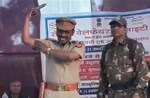 यूपी: मंच पर सर्विस रिवॉल्वर हाथ में लेकर पुलिसवाले ने किया डांस, वीडियो वायरल