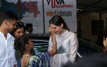 Photos: \'पैनमैन\' को प्रमोट करने \'पैडवुमन\' बनकर पहुंची सोनम कपूर, स्कूल में बांटे सेनेटरी नैपकिन