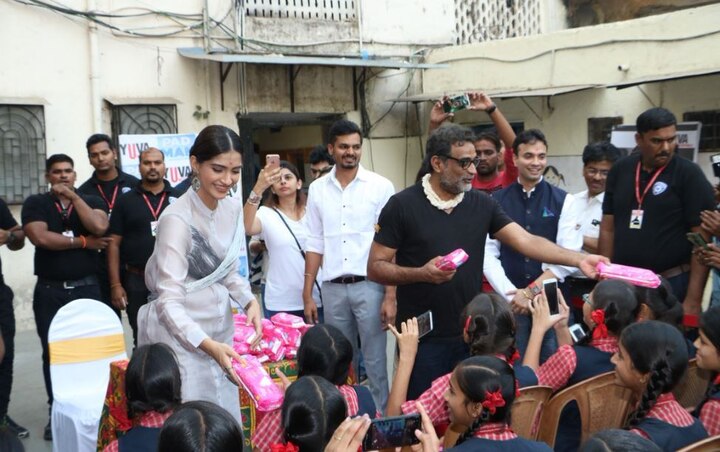 इस इवेंट में सोनम ने कहा, 'मैं जब 15 साल की थी जब मुझे पहली बार पीरियड्स हुए और मैं इस बात बहुत खुश थी. मैं खुश इसलिए थी क्योंकि मेरी सभी सहेलियों को मुझसे पहले पीरियड्स होना शुरू हो गए थे और मुझे लगता था कि मेरे साथ कुछ गड़बड़ है.' 