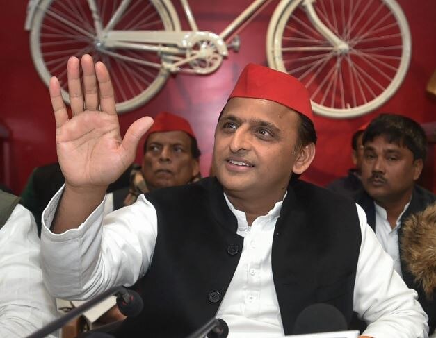 samajwadi party president akhilesh yadav meets student leaders बीजेपी अध्यक्ष के काफिले को काले कपड़े दिखाने वालों से मिले अखिलेश