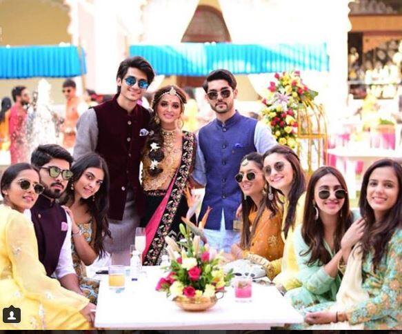 आलिया अपनी बेस्ट फ्रेंड के मेहंदी रस्म में बढ़-चढ़ कर हिस्सा लेती दिखीं.