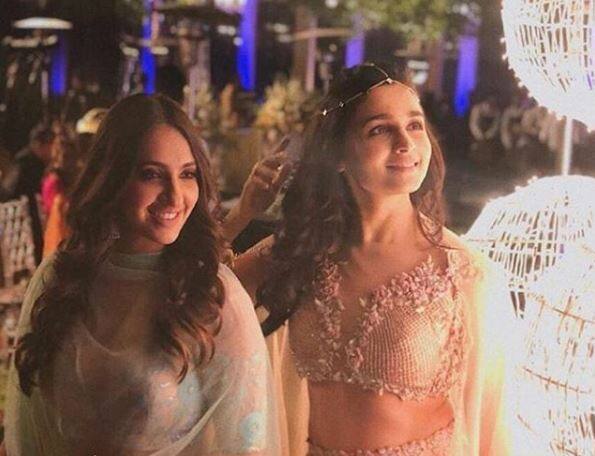 जहां उन्होंने मेहंदी में पीले रंग का ड्रेस पहनी, वहीं संगीत नाइट में वे लहंगा पहने नज़र आईं.