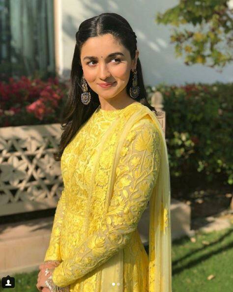 वे 21 जनवरी को हुई मेहंदी में पीले रंग की अनारकली ड्रेस में नज़र आईं.  