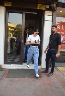 बांद्रा के रेस्टोरेंट में गर्लफ्रेंड के साथ नज़र आए सुनील शेट्टी के बेटे अहान, देखें तस्वीरें