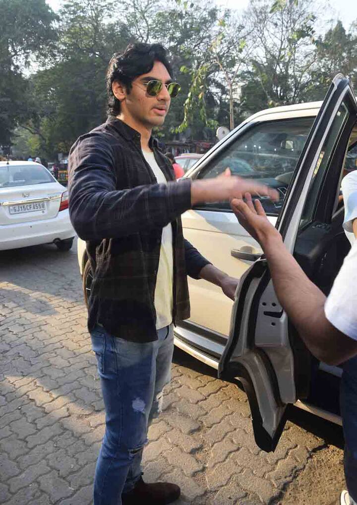 कुछ दिनों पहले सुनील शेट्टी से जब इस बारे में सवाल किया गया तो उन्होंने कहा- अहान यंग हैं तो उनकी गर्लफ्रेंड तो होगी ही. सुनील के मुताबिक उन्होंने हमेशा अपने बेटे को लड़कियों की इज़्जत करना सिखाया है. (Photo: Mnav Mangalani)
