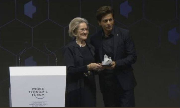 क्रिस्टल पुरस्कार पाकर बोले शाहरुख खान, एसिड अटैक पीड़िताओं को समर्पित है ये अवॉर्ड Shah Rukh Khan says he is ‘honoured’ to receive the Crystal Award along side Elton John, Cate Blanchett क्रिस्टल पुरस्कार पाकर बोले शाहरुख खान, एसिड अटैक पीड़िताओं को समर्पित है ये अवॉर्ड