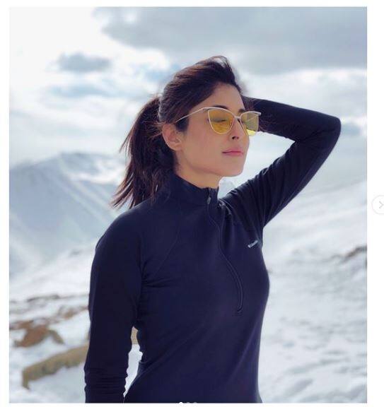इस तस्वीर में छोटे पर्दे की बड़ी सेलिब्रिटी कृतिका कामरा को कश्मीर के गुलमर्ग में क्वालिटी टाइम बिताते देखा जा सकता है. तस्वीरों से साफ है कि उन्होंने इस ट्रिप को बहुत एंजॉय किया.