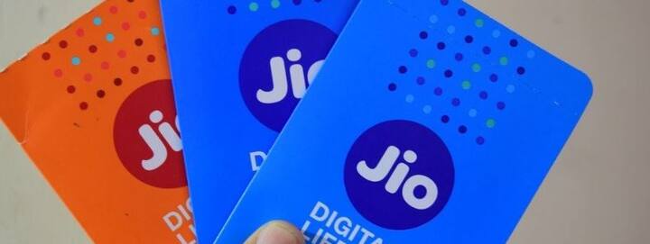 टेलीकॉम कंपनियों के बीच रीचार्ज प्लान्स को लेकर छिड़ी जंग गणतंत्र दिवस के मौके पर एक बार फिर तेज हो गई है. एयरटेल के नए रीचार्ज प्लान्स को चुनौती देने के लिए रिलायंस जियो ने भी नए रीचार्ज प्लान पेश कर दिए हैं.