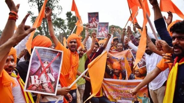 karni sena protest on road in madhya pradesh against the release of padmavat 'पद्मावत' के खिलाफ सड़क पर उतरी करणी सेना, सिनेमा हॉल को दी चेतावनी