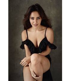 बॉलीवुड अदाकारा नेहा शर्मा ने कुछ इस अंदाज में सोशल मीडिया पर शेयर की तस्वीरें