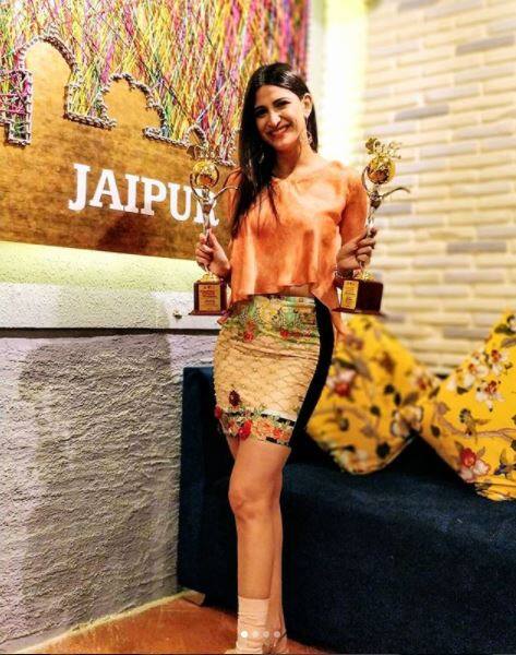 आहाना कुमरा ने सोशल मीडिया में तस्वीर शेयर की. उन्होंने लिखा है कि फिल्म 'लिपस्टिक अंडर माय बुर्का' में काम करने की वजह से उन्हें कई कार्यक्रमों और अवॉर्ड शोज़ में जाने का मौका मिल रहा हैं.