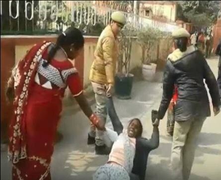 यूपी: सीतापुर में पुलिस ने फरियाद लेकर आई बुजुर्ग महिला को धक्का देकर बाहर निकाला, वीडियो वायरल यूपी: सीतापुर में पुलिस ने फरियाद लेकर आई बुजुर्ग महिला को धक्का देकर बाहर निकाला, वीडियो वायरल