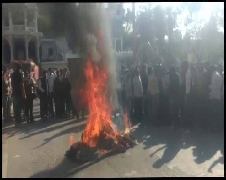 यह तस्वीर राजस्थान के चित्तौड़गढ की है जहां फिल्म का पोस्टर जलाकर विरोध प्रदर्शन किया जा रहा है. कल गुजरात के अहमदाबाद के थलतेज में 'पद्मावत' फ़िल्म के विरोध में हिंसक प्रदर्शन किया गया था. फिल्म के विरोध में प्रदर्शन कर रहे लोगों ने करीब 40 से अधिक बाइकों को फूंक दिया था और करीब 10 से अधिक कारों के कांच तोड डाले थे.