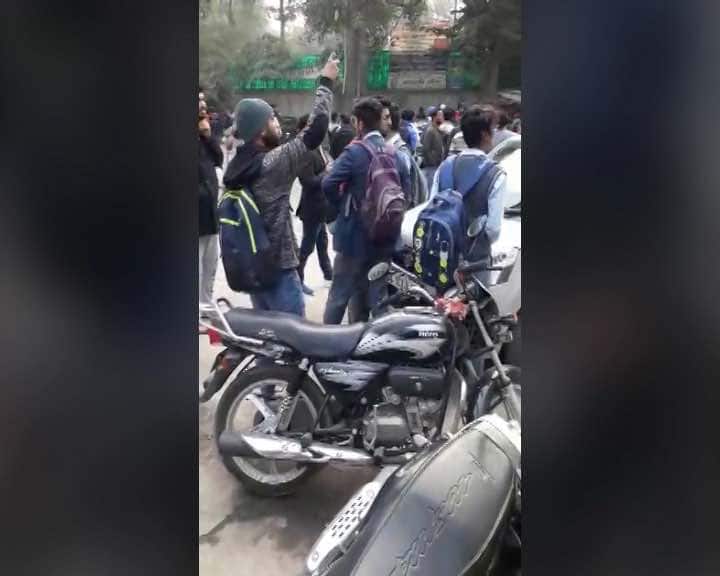 विरोध प्रदर्शऩ को देखते हुए फिल्म के निर्देशक संजय लीला भंसाली ने फिल्म की रिलीज डेट टाल दी थी.