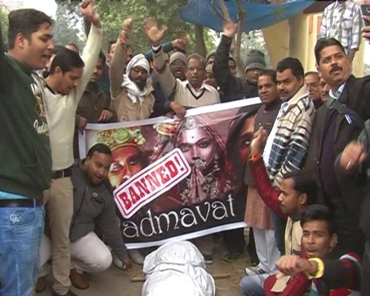 फिरोजाबाद में भी फिल्म 'पद्मावत' को लेकर विरोध जारी है. फिरोजाबाद में लोग फिल्म बैन करने को लेकर सड़कों पर उतर आए और पोस्टर लेकर प्रदर्शन किया.
