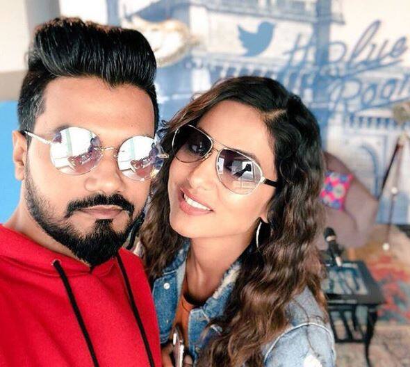  हिना खान ने तस्वीरें शेयर करने के साथ लव त्यागी को मिस करने की बात भी कही है. बता दें कि शो के दौरान विकास गुप्ता और हिना खान में कभी नहीं बनी.