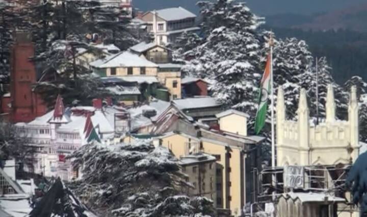बर्फबारी के बाद मौसम काफी सर्द हो गया है और प्राकृतिक सुंदरता की चमक भी बढ गई है.