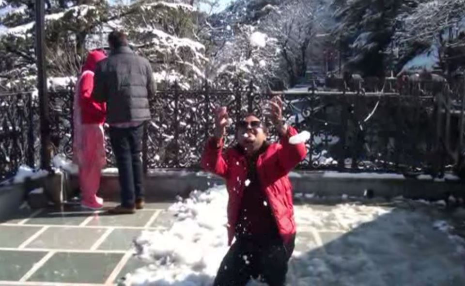 मौसम की पहली बर्फबारी, शिमला और मसूरी ने ओढ़ी सफेद बर्फ की चादर