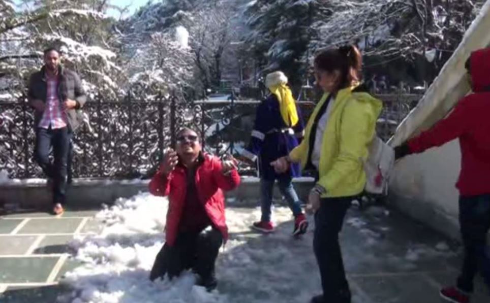 मौसम की पहली बर्फबारी, शिमला और मसूरी ने ओढ़ी सफेद बर्फ की चादर