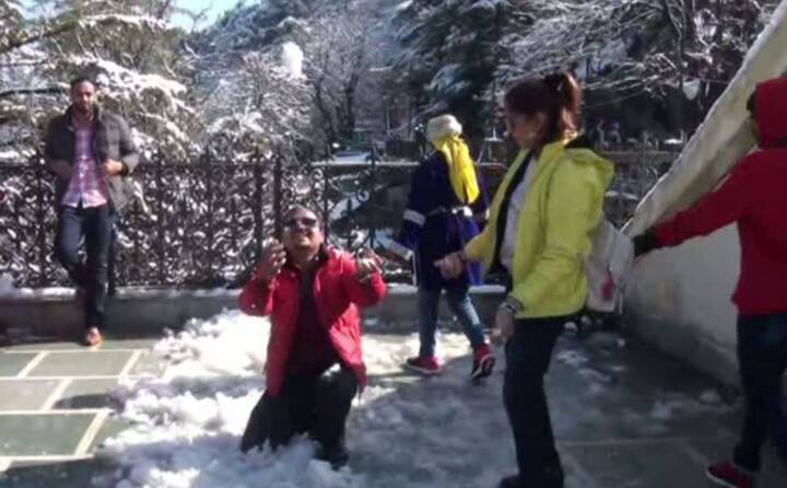 पहाड़ों की रानी शिमला ने बर्फ की सफ़ेद चादर ओढ़ ली है. बर्फ से ढके पहाड़ों ने शिमला की खूबसूरती में चार चांद लगा दिए हैं. इस खूबसूरती का दीदार करने के लिए काफी तादाद में पर्यटक शिमला का रुख कर रहे हैं. शिमला पहुंचे सैलानियों को बर्फ़बारी का जमकर आनंद उठाते भी देखा जा रहा है.