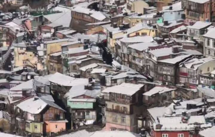 नैनीताल में भी मौसम के पहले बर्फ़बारी ने दस्तक दे दी है. मौसम ने सवेरे से ही पर्यटकों को बर्फ के अलौकिक दर्शन करा दिए हैं.