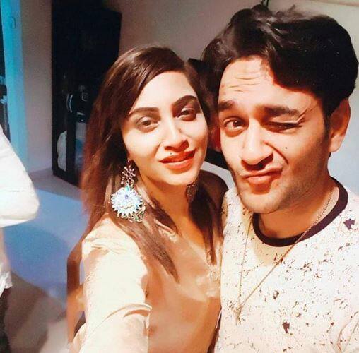 वैसे बिग बॉस खत्म होते ही अर्शी खान की किस्मत के सितारे चमक गए हैं. मीडिया रिपोर्ट्स में दावा किया जा रहा है कि अर्शी खान जल्द ही मशहूर अभिनेता प्रभास के साथ बॉलीवुड में डेब्यू कर सकती हैं.