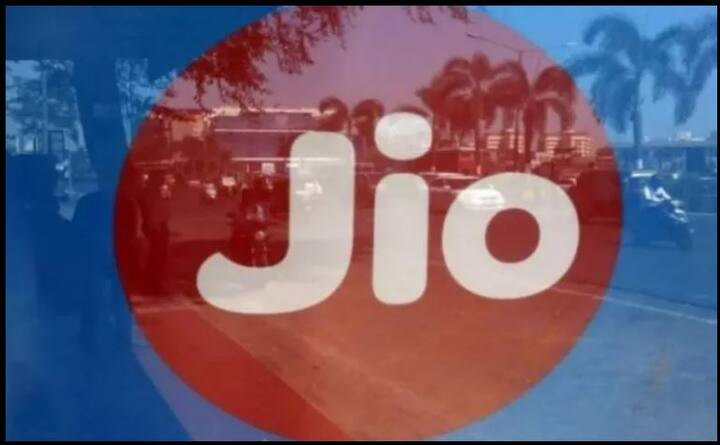     जियो फोन को पाने के लिए पहले 1500 रुपये देने होंगे. 36 महीने के बाद आपको ये रुपये वापस कर दिए जाएंगे. अगर आप तीन साल इस्तेमाल के बाद चाहें तो जियोफोन कंपनी को वापस कर 1500 रुपये वापस ले सकते हैं. 